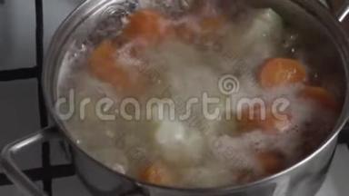 土豆炖锅里的胡萝卜